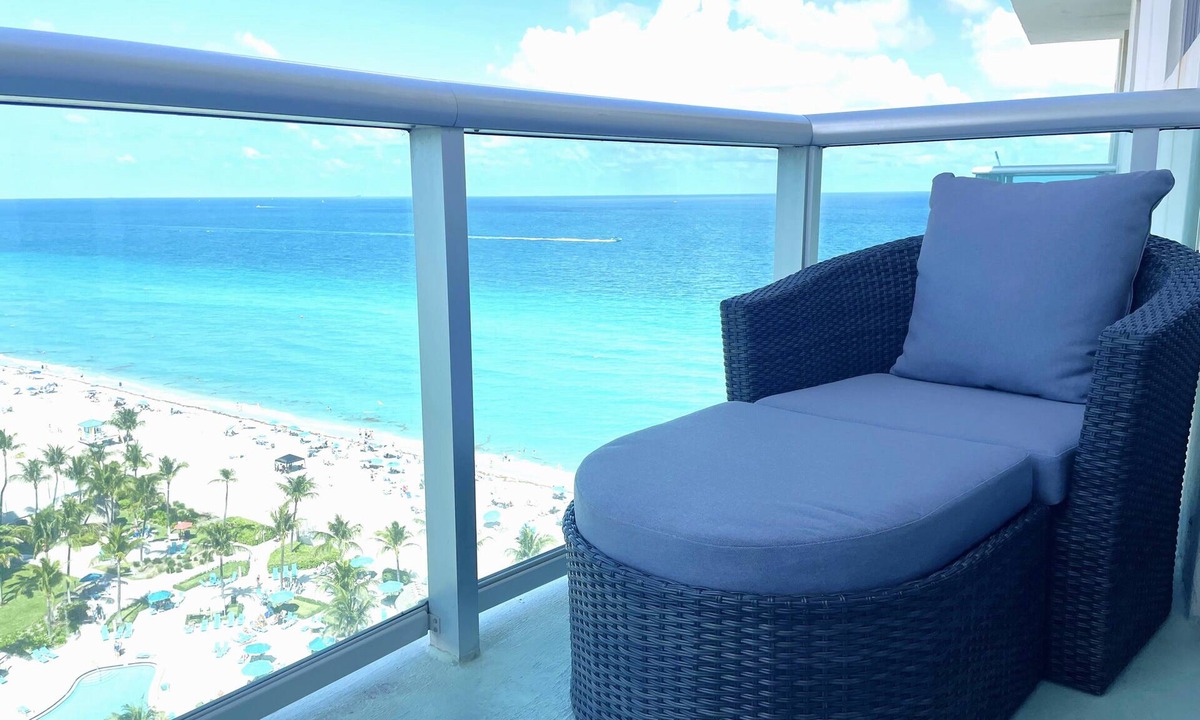 Hollywood South Central Beach Apartment | Stunning Beachfront Penthouse - Panoramic Ocean Views - 1 Bed/1 Bath -Paradise