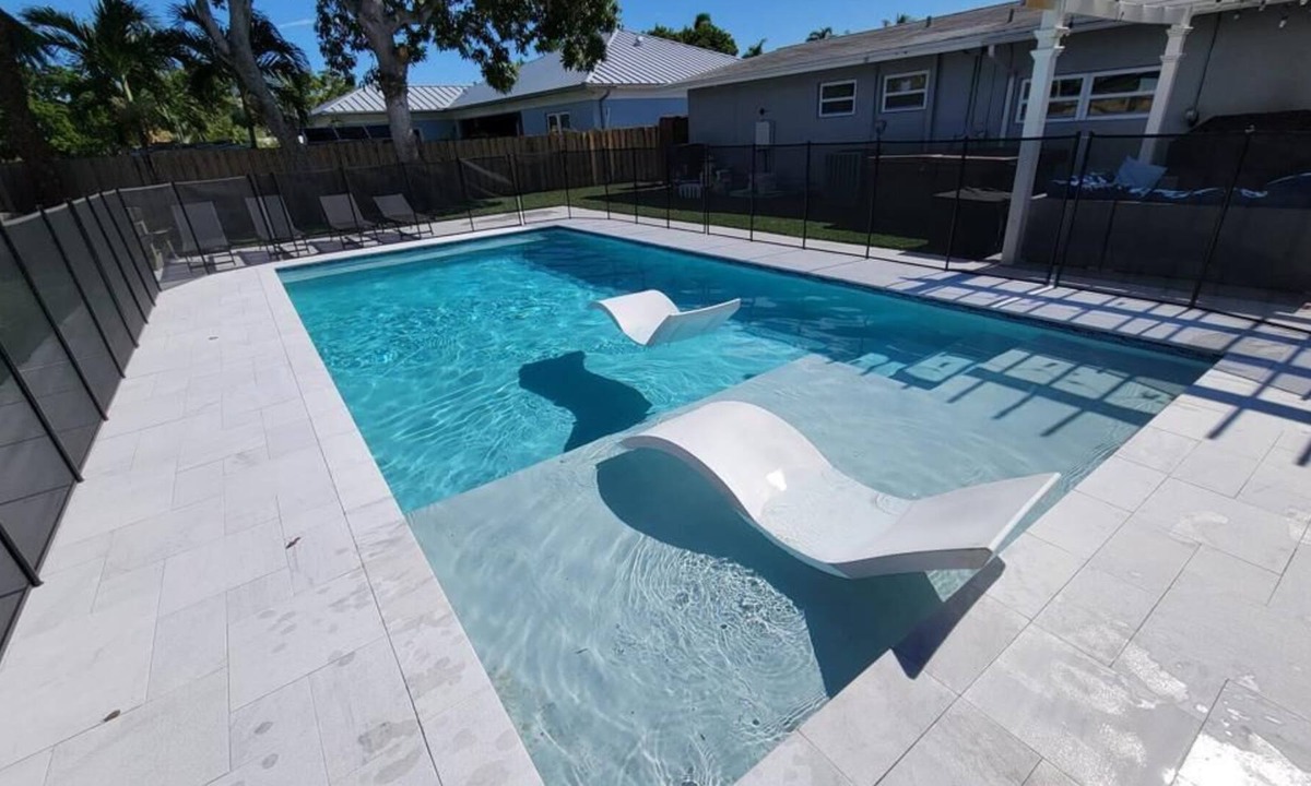 Deerfield Beach Villa | Stunning New Heated Pool and Jacuzzi 4 Bedroom Gameroom Dog Friendly