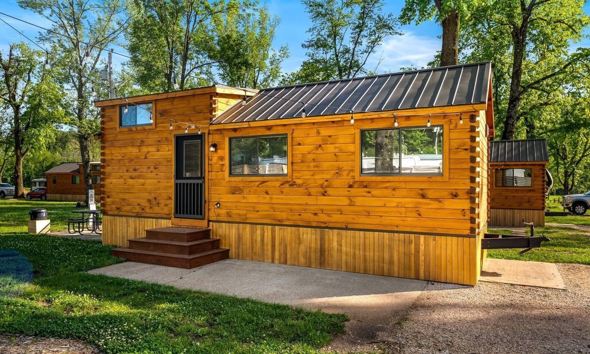 Bull Creek Cabin | Stunning Rustic Wooden Cabin in Branson, Missouri