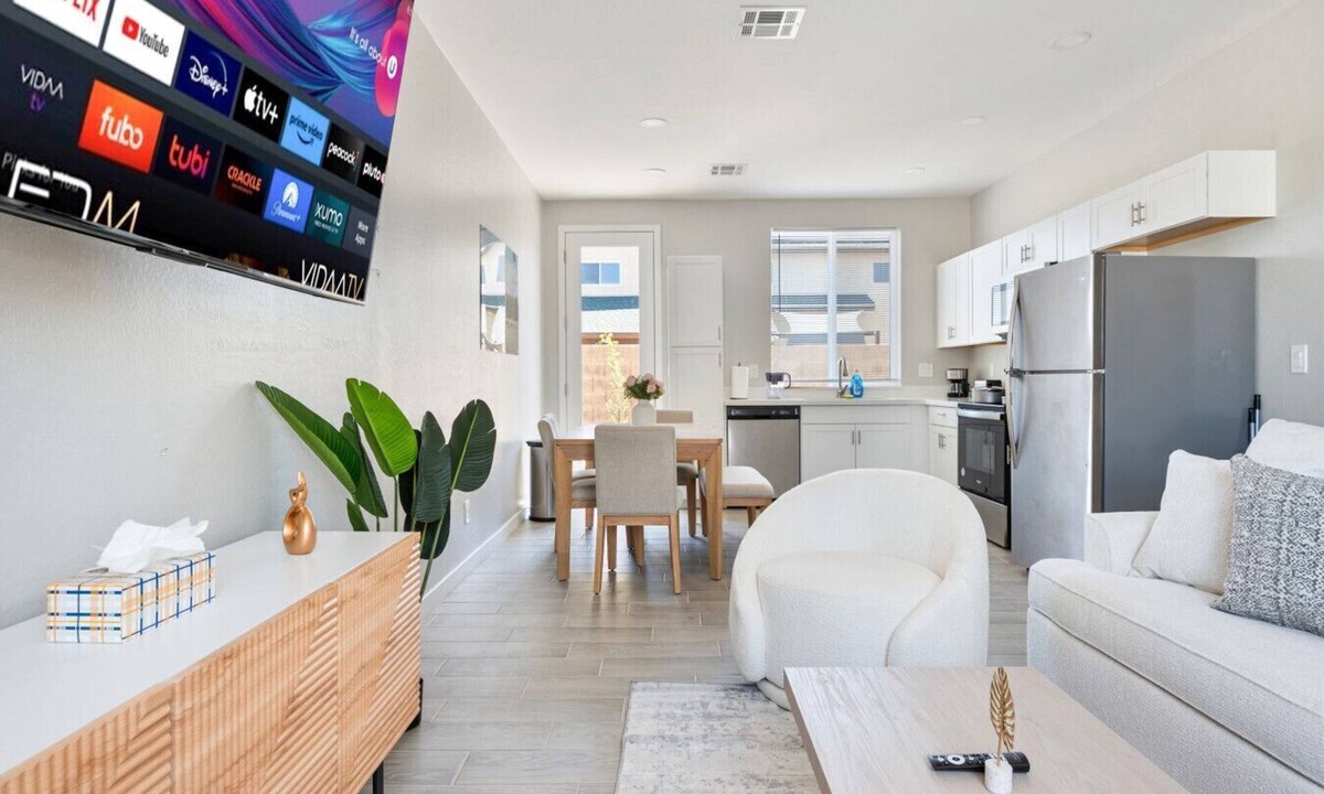 Glendale Apartment | Stylish 2B2B Escape + Pool Covered Parking