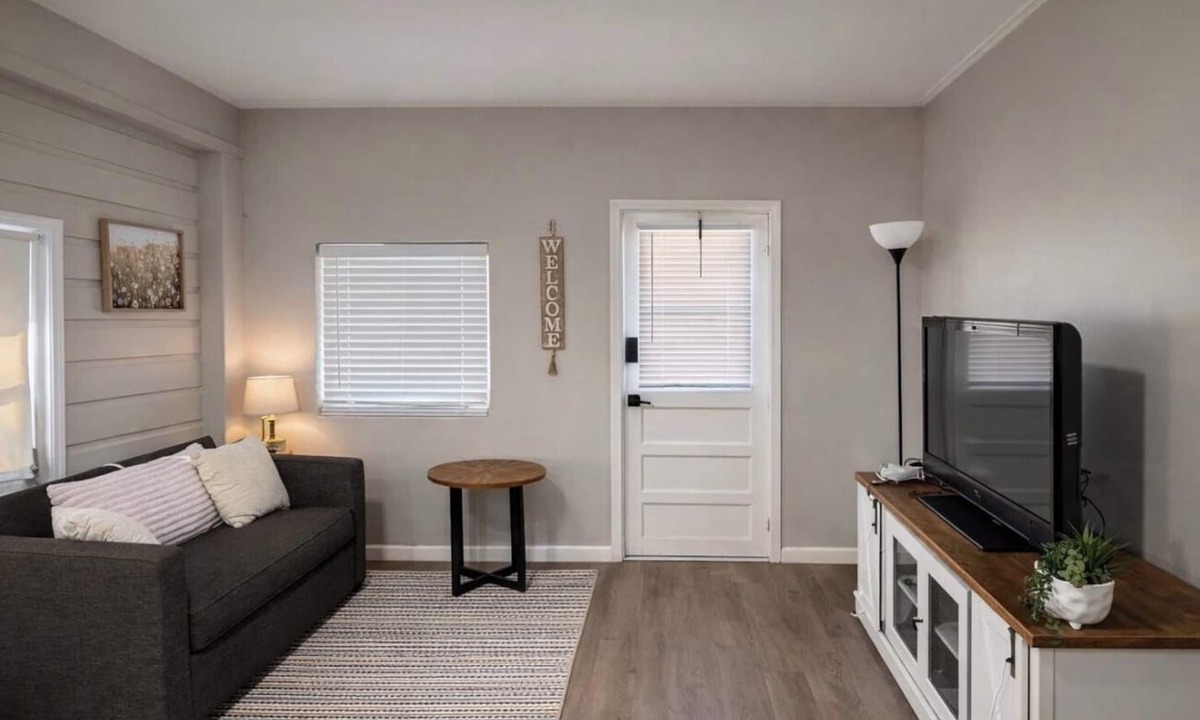 Seminole Manor Apartment | Stylish and Modern 1-bedroom in Lake Worth 5 mi from Beach and Downtown
