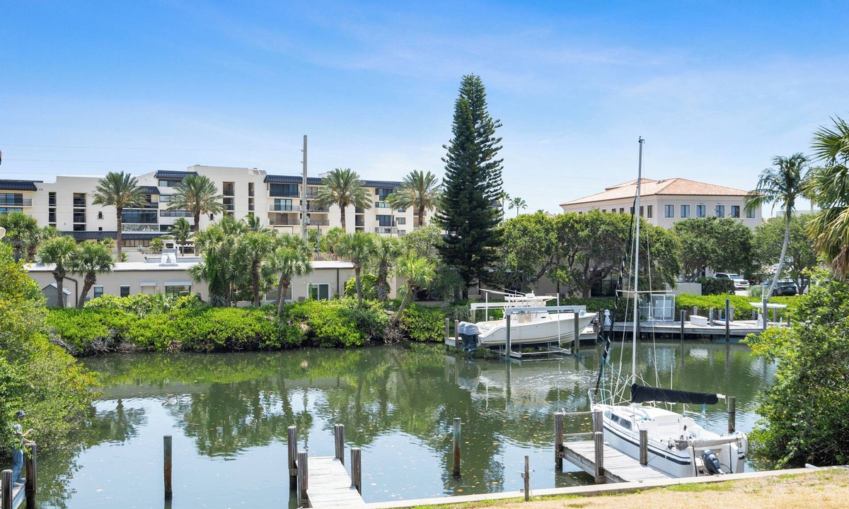 Central Beach House | Stylish and Peaceful 2-bedroom townhome 1 block to the beach