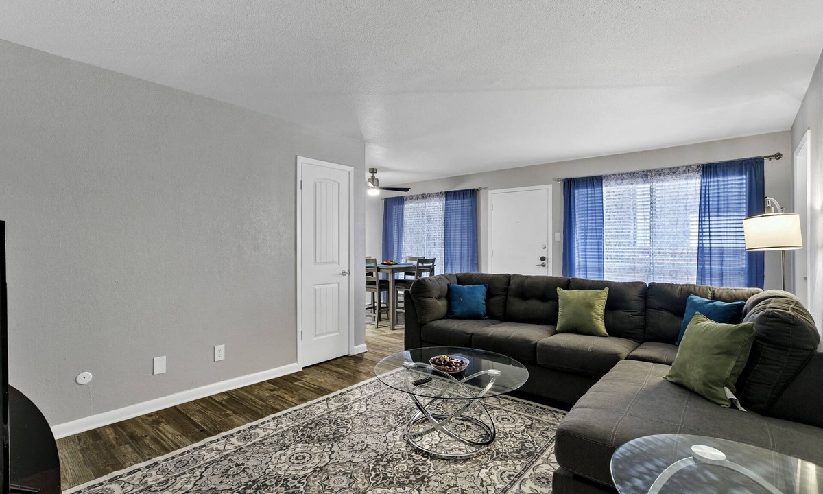 Central Arlington Apartment | Stylish apartment with Parking & Pool near AT&T Stadium