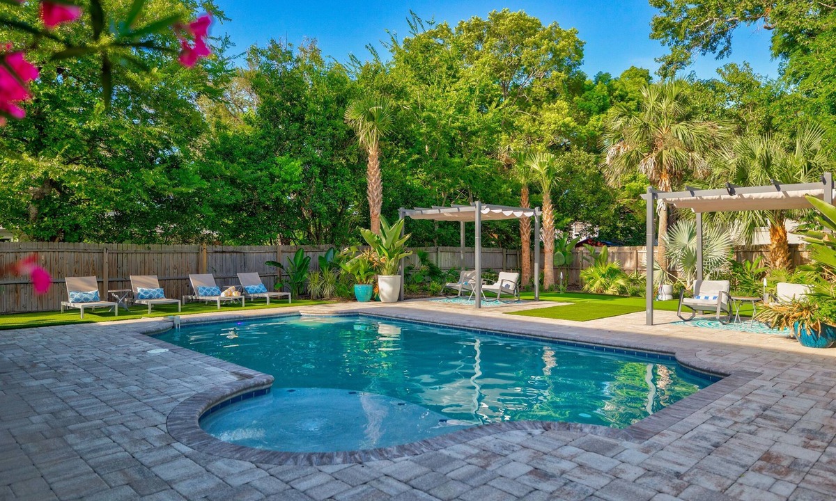 Jacksonville Beach House | Stylish Beach Home With Pool & Putting Green