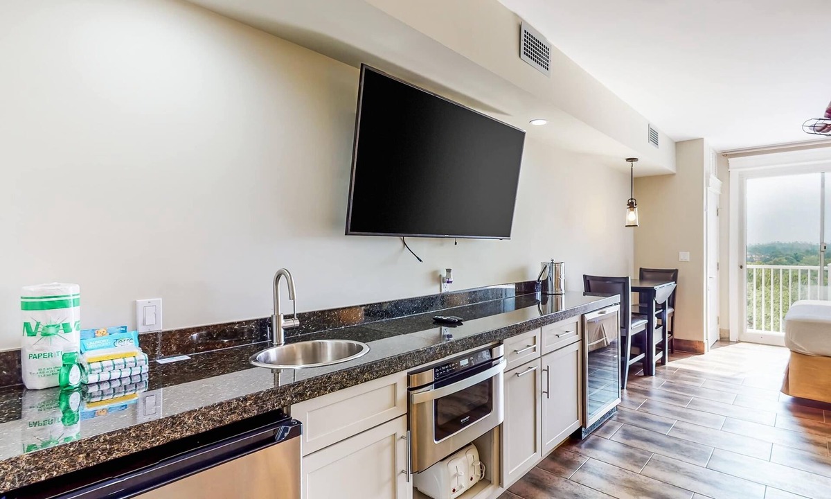 Baytowne Wharf Apartment | Stylish condo with lagoon pool & beach access - snowbirds welcome