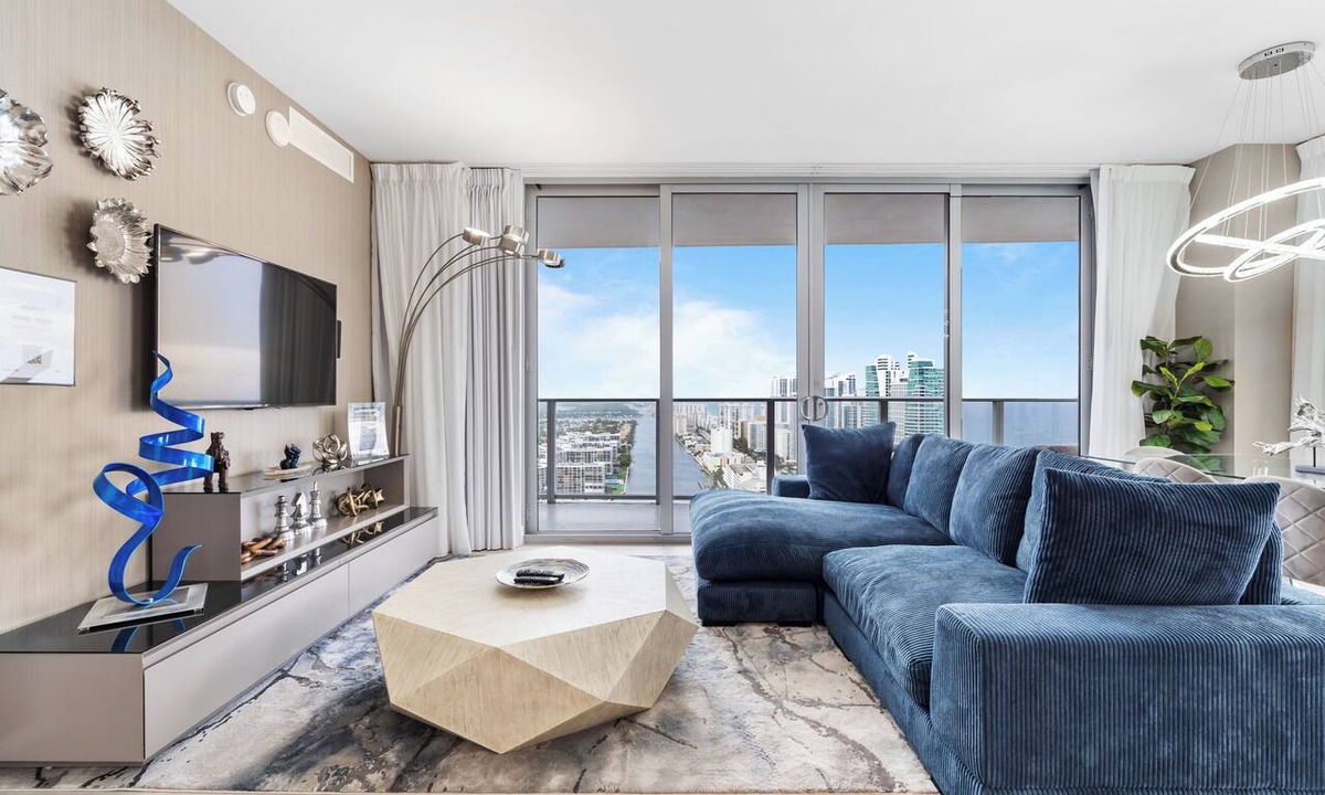Hollywood South Central Beach Condo | ★ Stylish Condo with Ocean Views, NO PARKING & RESORT FEE, CHECK DETAILS