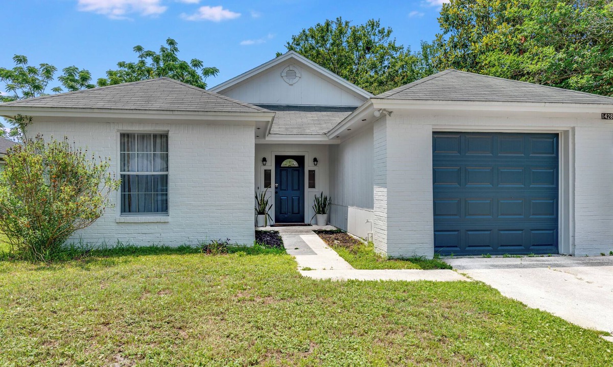Golden Glades - The Woods House | Stylish Retreat Near Beaches & Attractions - Private, Clean, Comfortable