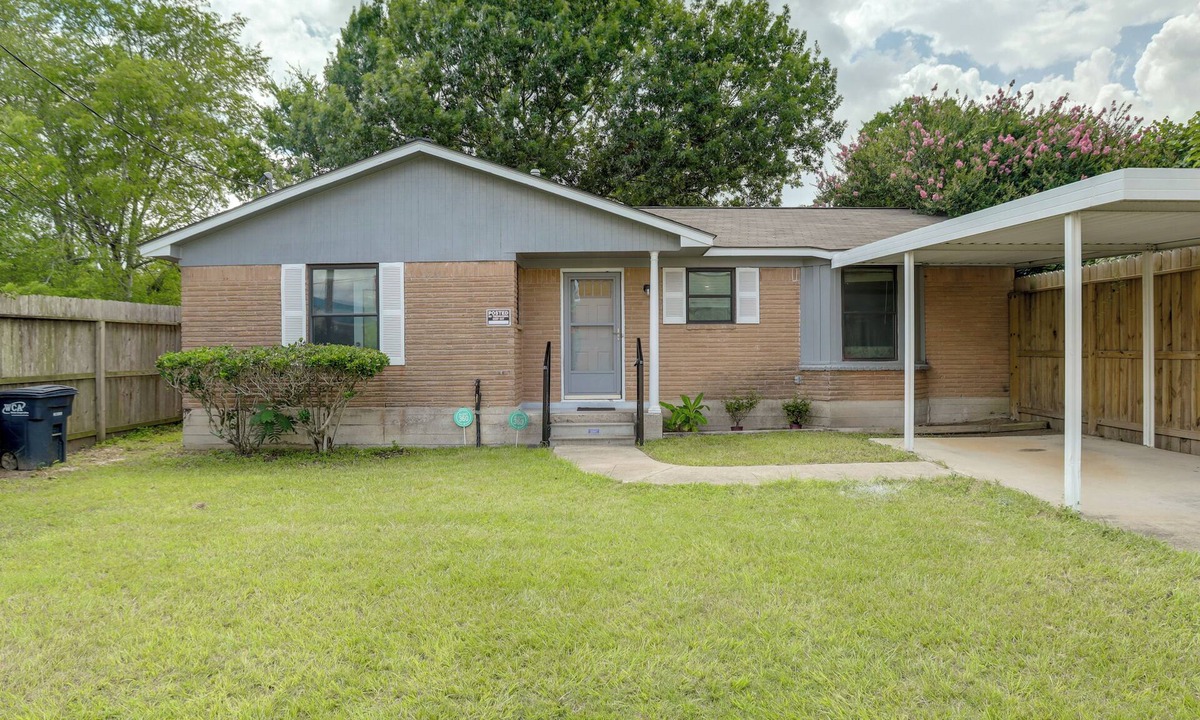 Magnolia House | Suburban Sanctuary: Magnolia Home w/Backyard!