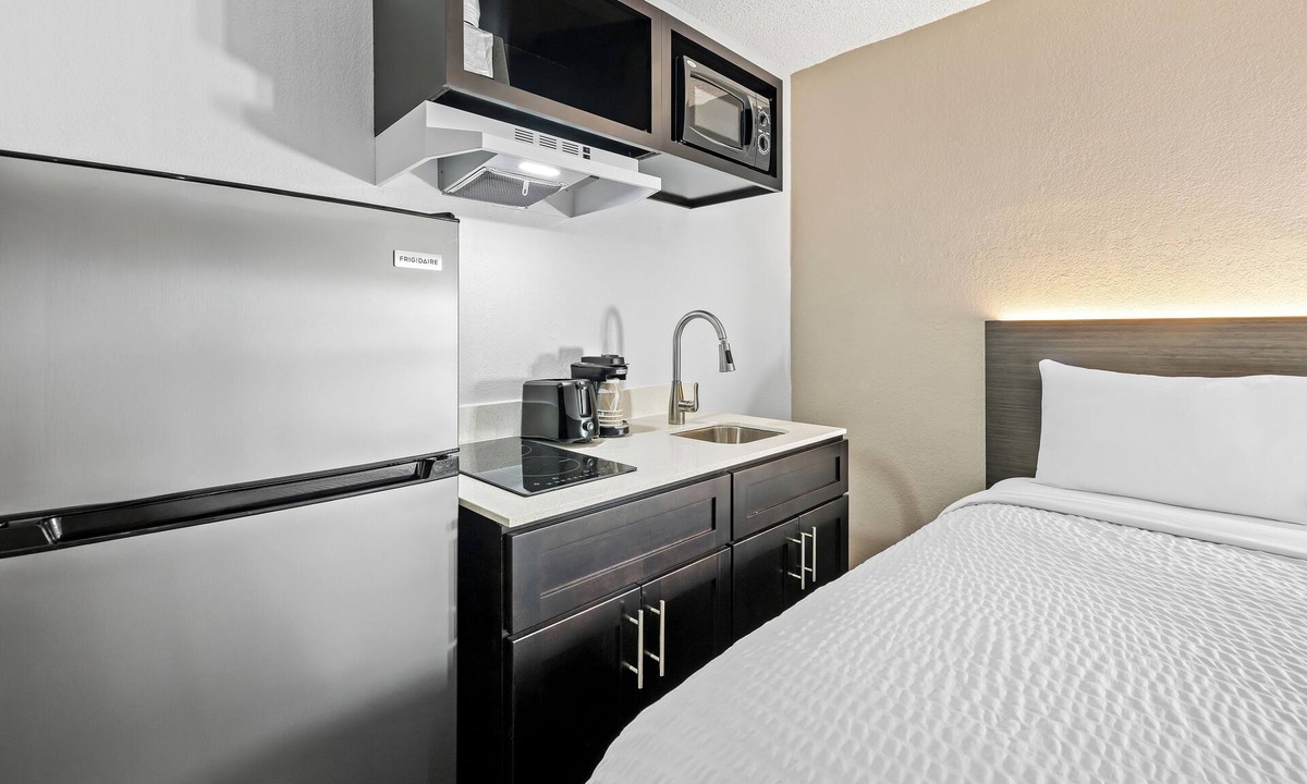 Pecos Hotel | Suburban Studios Pecos