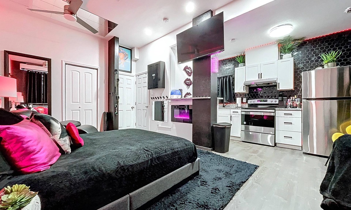 North Hyde Park House | Sultry Studio w/Backyard & Parking in South Tampa
