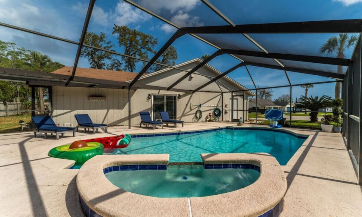 Holiday Harbors House | Summer Breeze - Heated Pool - 4 min to Mayo