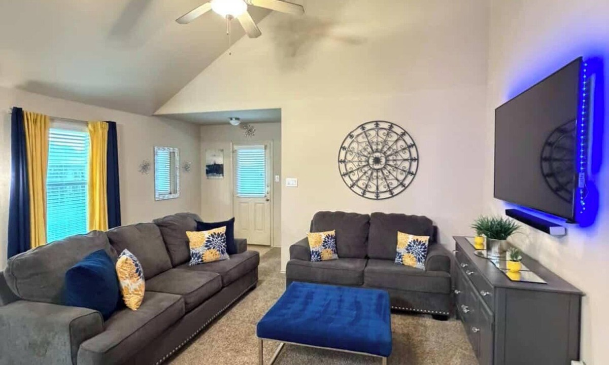 Porter House | Summer Retreat● Cozy Home● Patio Lounge with TV ● Sleeps 8 ● 3BR Escape