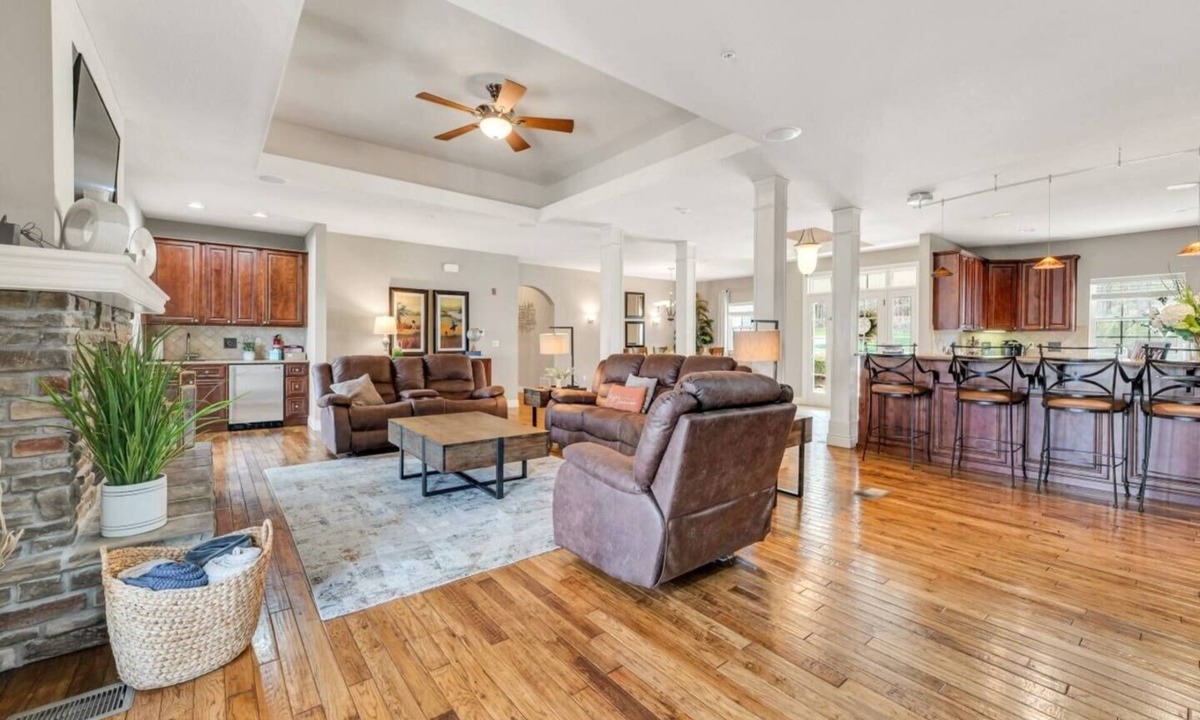 Branson House | Sun, Fun, and Bathrooms for Everyone! 4BD Suites – One-Level – Great Location!