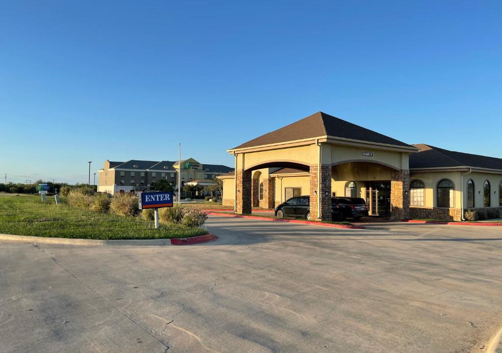 Pleasanton Hotel | Sunbridge Inn & Suite Extended Stay