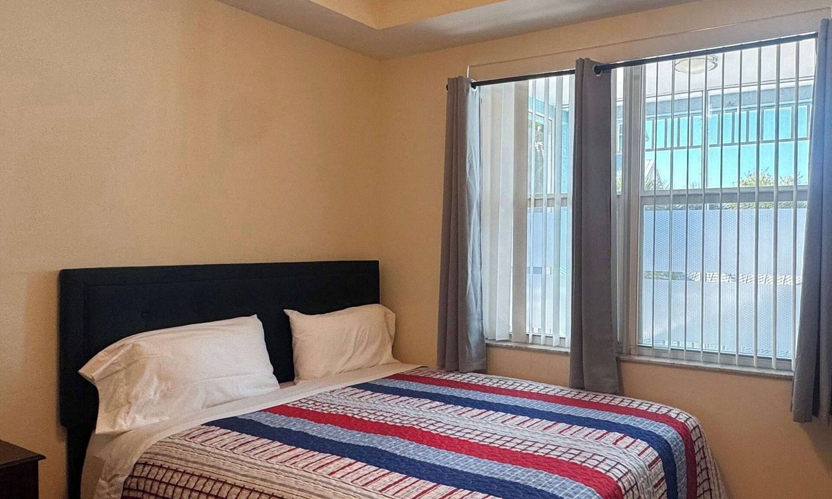 Bonita Shores Apartment | Sunlit Studio – Fast WiFi – Steps to Coast