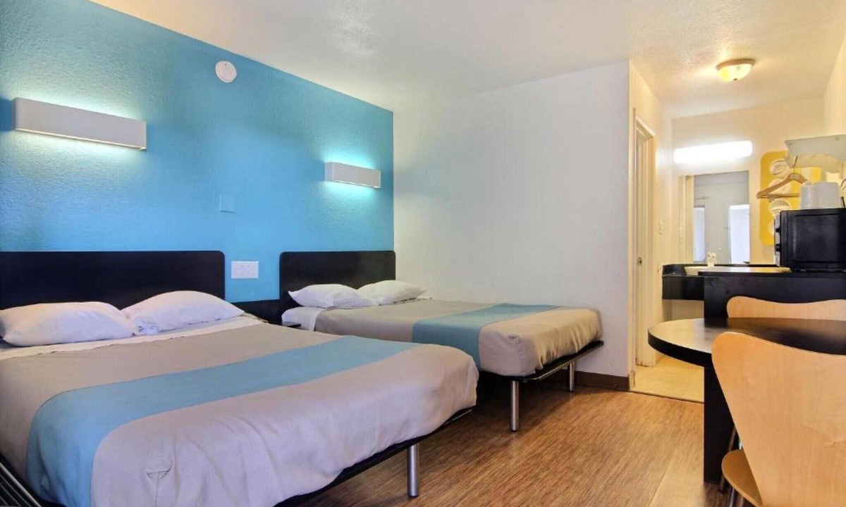 Carlsbad Hotel | Sunny 2-bed Room|Pool|Free Wifi