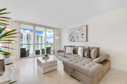 Sunny Isles Beach Apartment | Sunny Isles Beach Condo near Beach & Pool