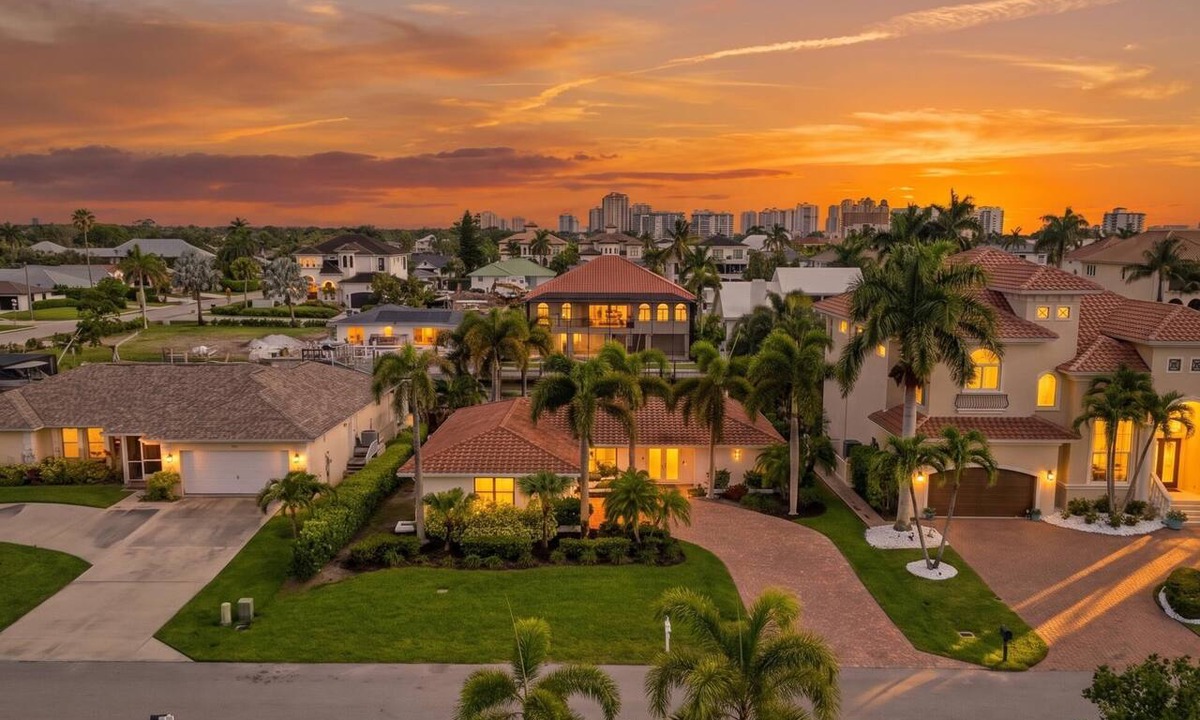 Connors House | Sunset Dock Pet-Friendly & Steps to Beach