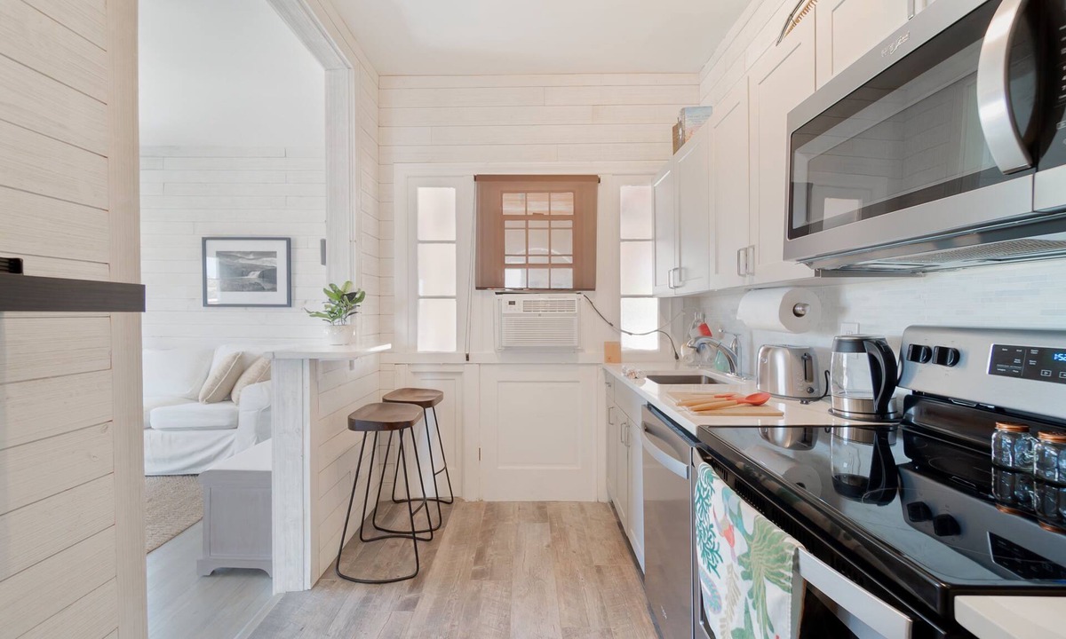 Palm Beach Condo | Sunset Executive Corner Suite - Renovated 1bd/1ba (+parking and balcony)