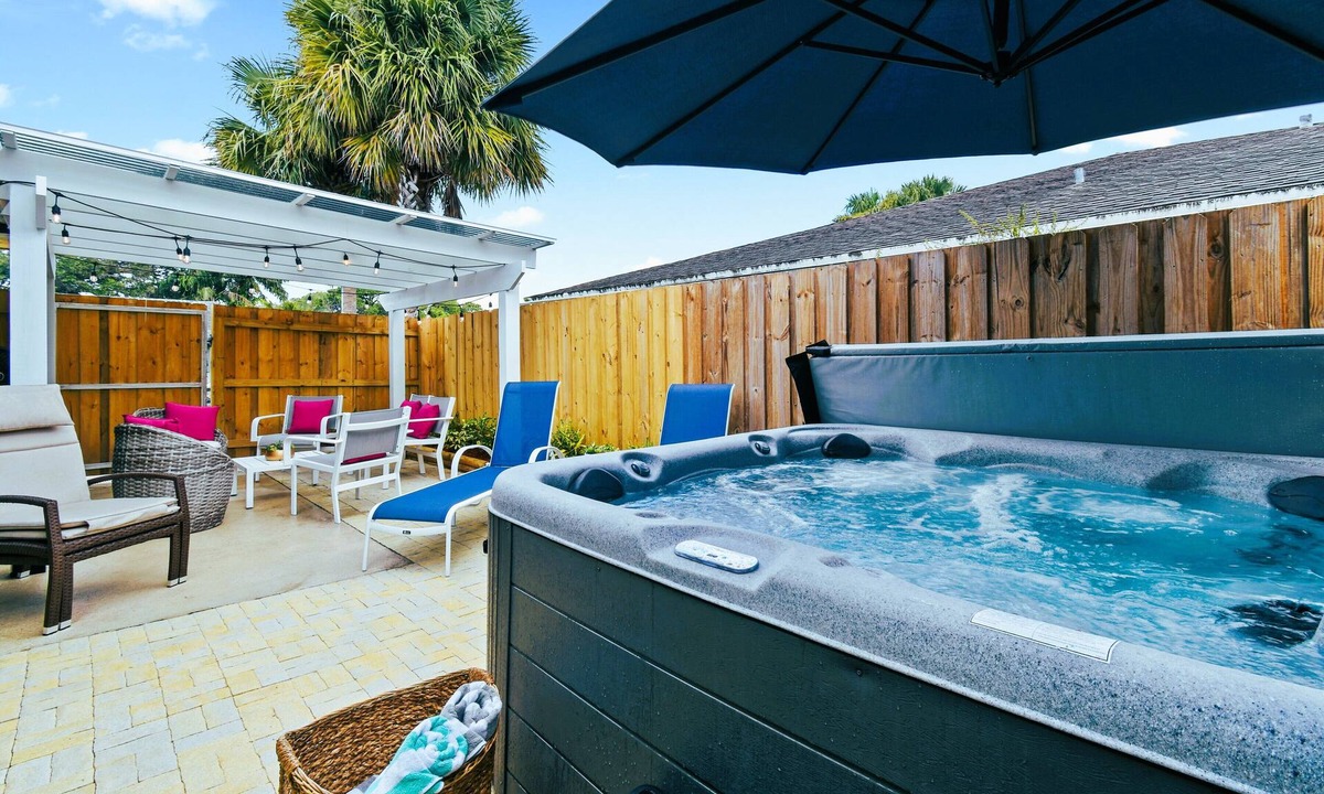 BallenIsles House | Sunset Oasis ☆ Relaxing Vacation Home with Jacuzzi ☆ Near Beaches