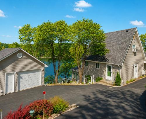 Linn Creek House | Sunset Pointe Lakefront Home with Private Dock and Stunning Views