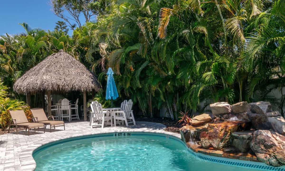 Ilexhurst Condo | Sunset Villas 2/1 Pool Condo Lush Tropical Landscape Walk To Sugar Sand Beach