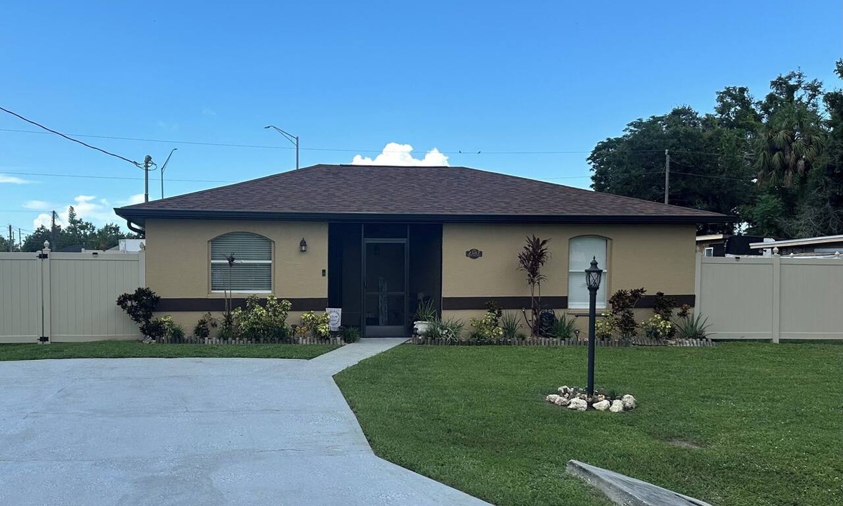 Memphis House | Sunshine Eleven Getaway Sleeps 6 Bedrooms 2 and pull out couch