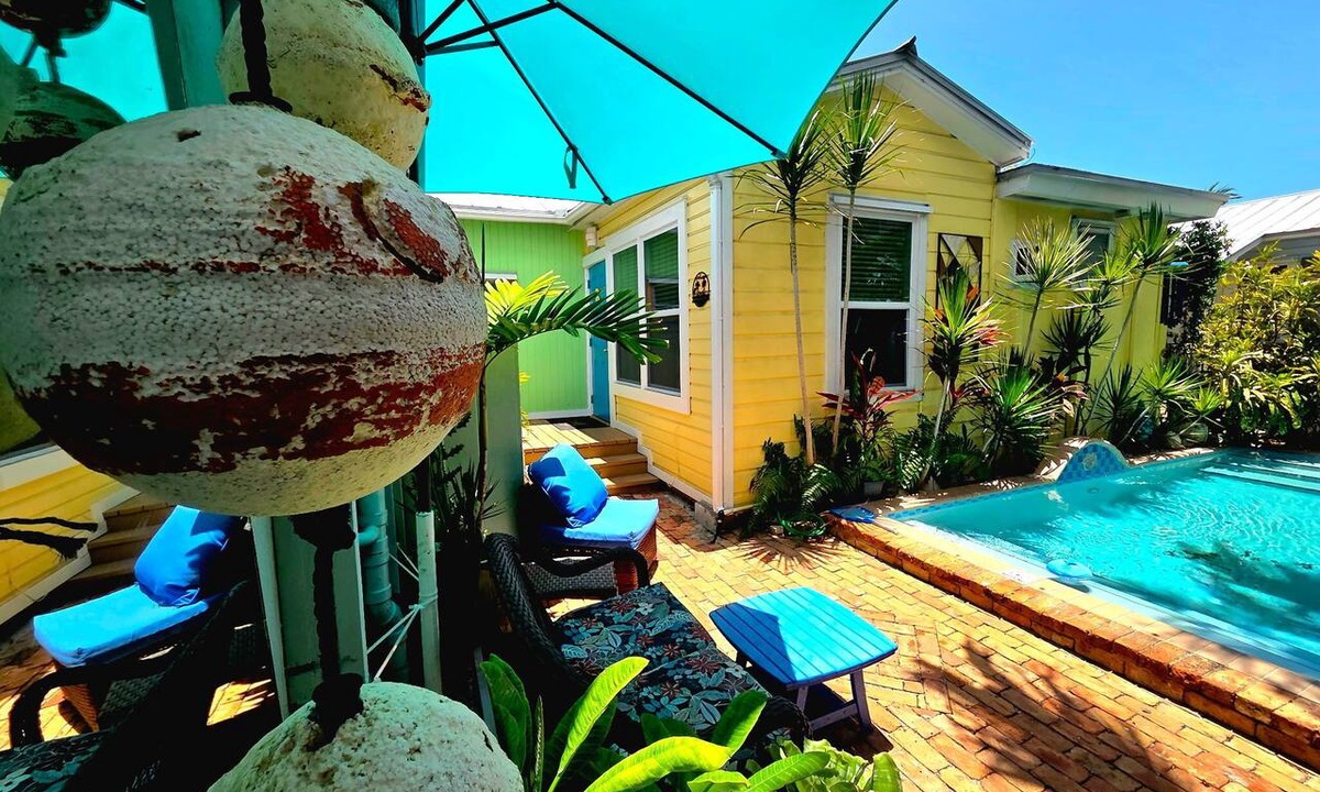 Old Town Cottage | Sunshine Siesta Cottage~Great Old Town Location, Pool, Private Hot Tub!