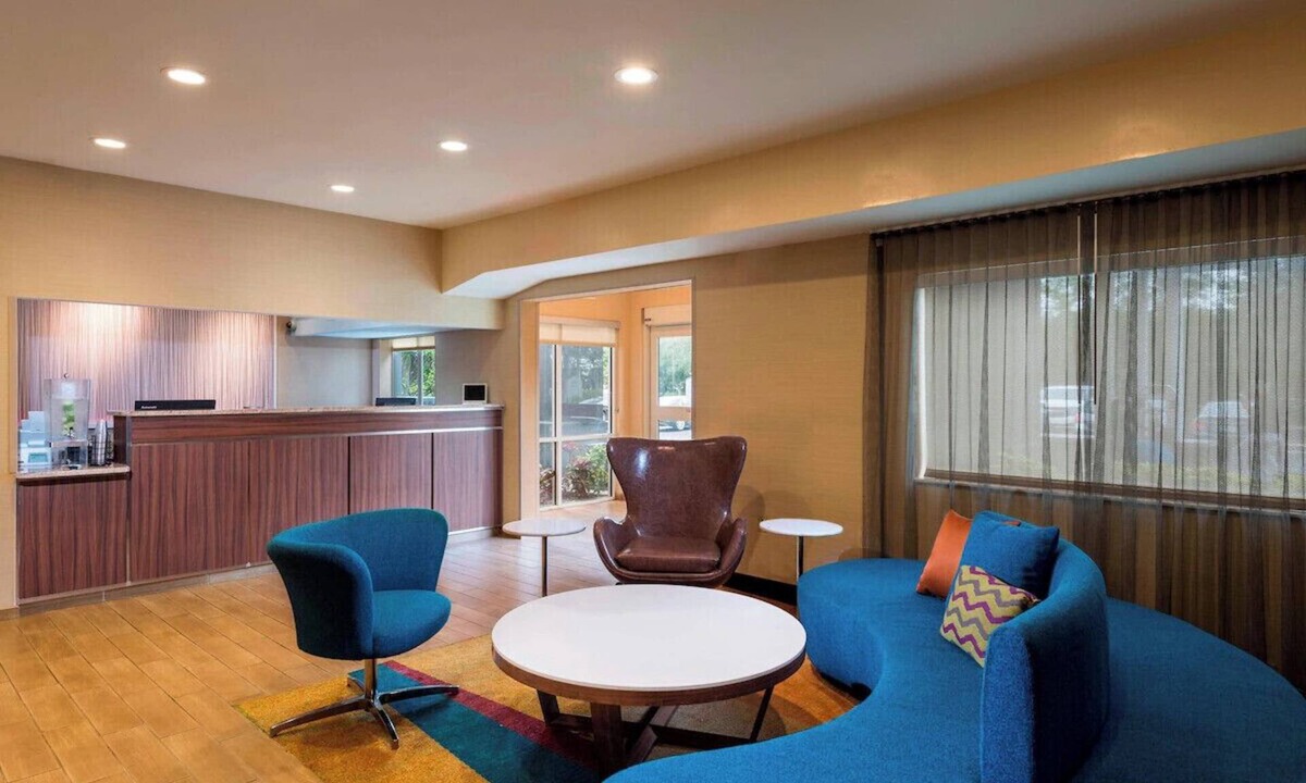 Feather Sound Hotel | Sunshine & Value King Suite: Breakfast, Pool & Gym