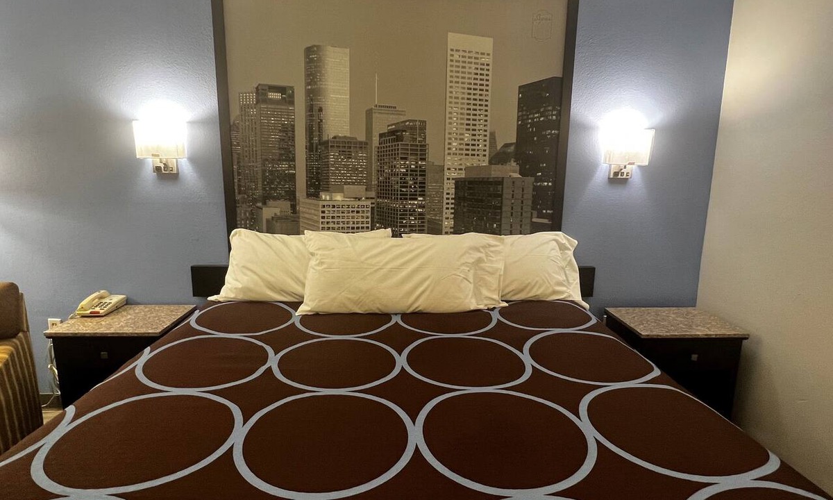 Cleveland Hotel | Super 8 by Wyndham Cleveland TX