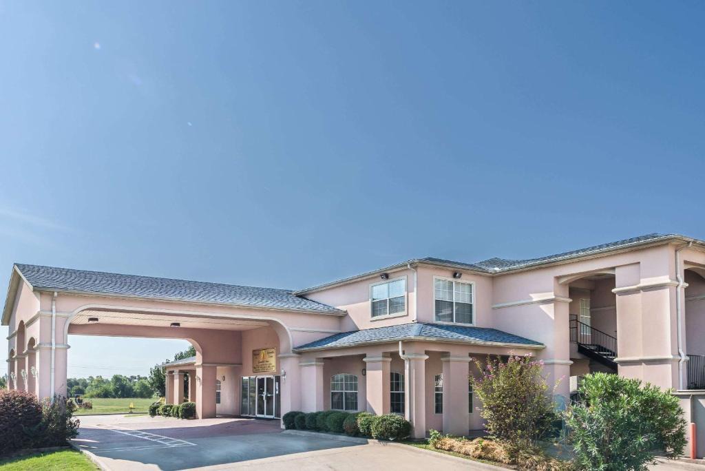 Greenville Hotel | Super 8 by Wyndham Greenville