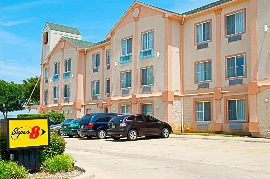 Irving Hotel | Super 8 by Wyndham Irving/DFW Apt/North