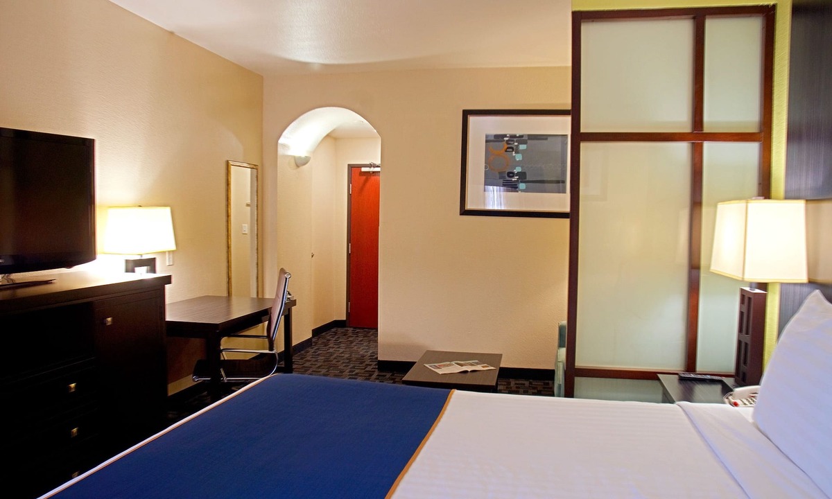 Irving Hotel | Super 8 by Wyndham Irving/DFW Apt/North