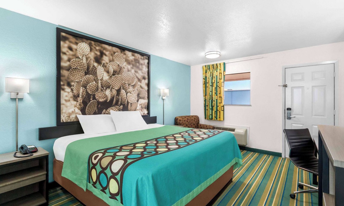Pleasanton Hotel | Super 8 by Wyndham Pleasanton