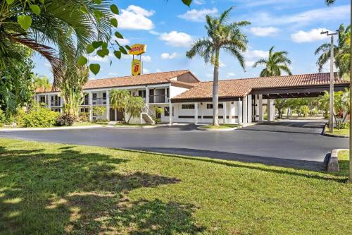 Riviera Beach Hotel | Super 8 by Wyndham Riviera Beach West Palm Beach