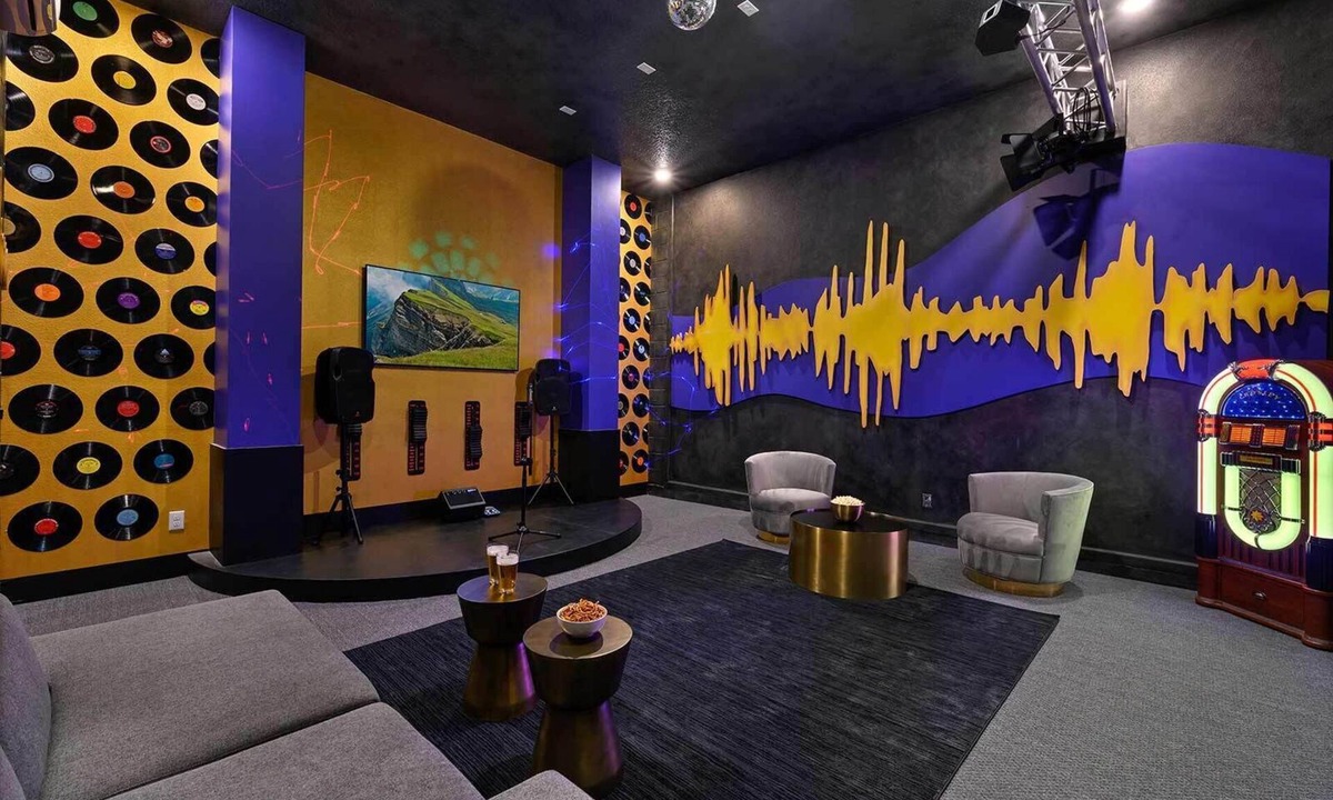 Loughman House | Superstar Home w Karaoke RM, Bowling, Ice Princess BR, Theater, Gym, Near Parks
