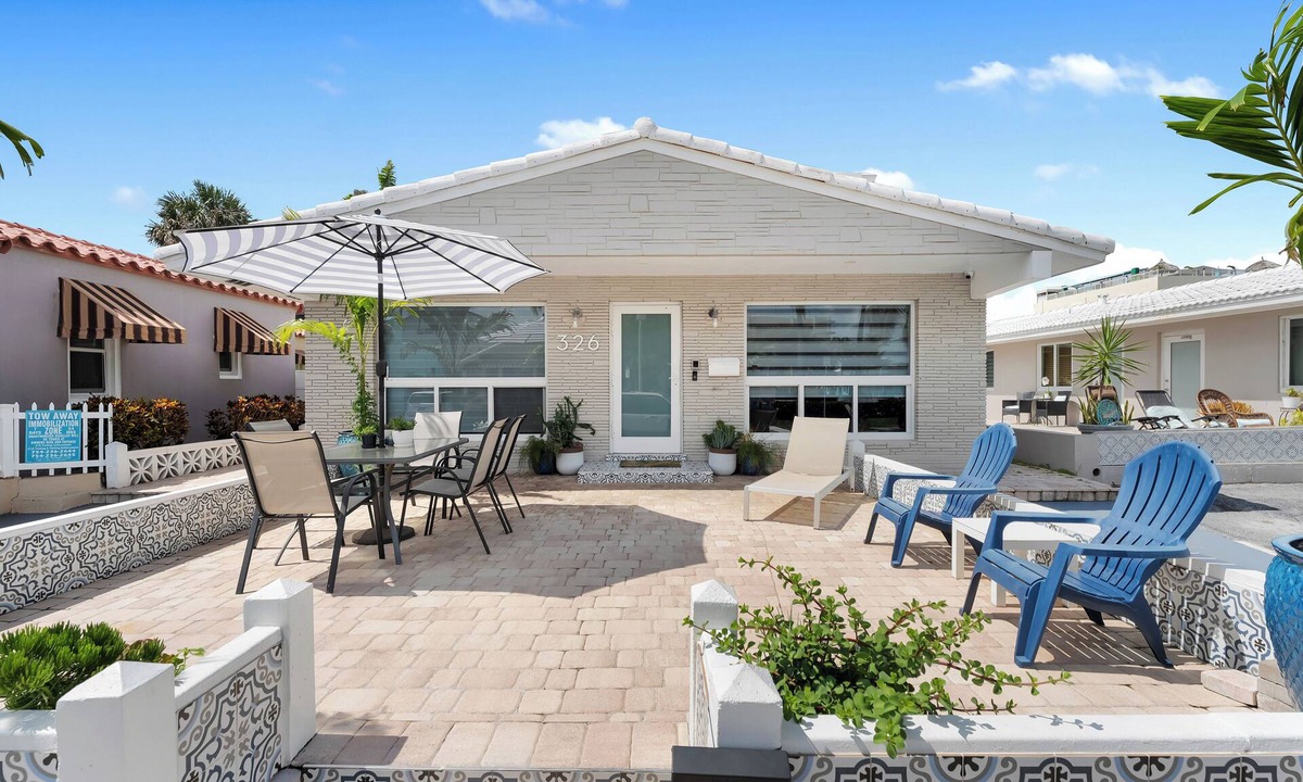 Hollywood House | Surf Side Beach House + Steps to sand & free parking!