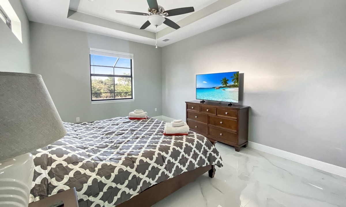 Port Charlotte Villa | Sweet Retreat, Sleeps 6, heated salt pool