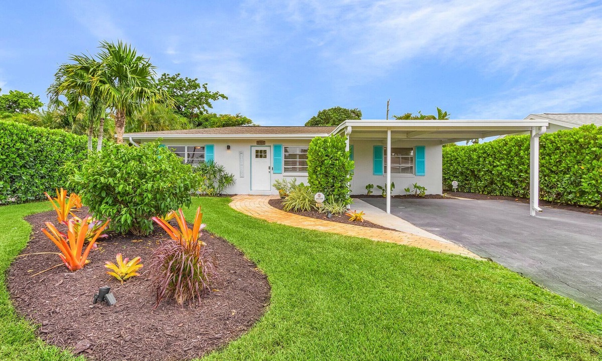 Central Naples House | SwimSpa | Oasis Backyard | Beach 1.5 mi | Monthly Stays