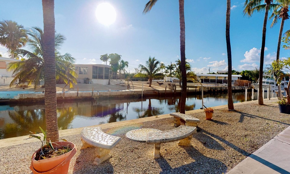 Geiger Key House | Tasteful waterfront mobile home with central AC, W/D, & dog-friendly