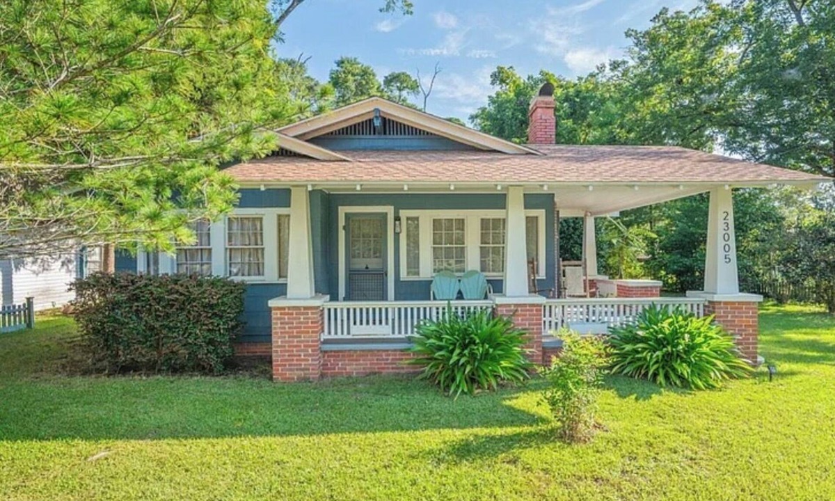 Florala House | The Barefoot Bungalow - Vintage Charm by the Lake