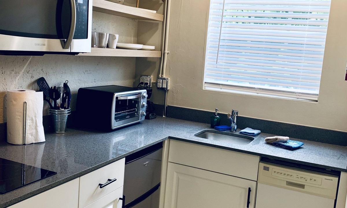 Royal Poinciana Apartment | THE BUSH HOUSE - Hidden Gem for 2 1BR1BA Studio