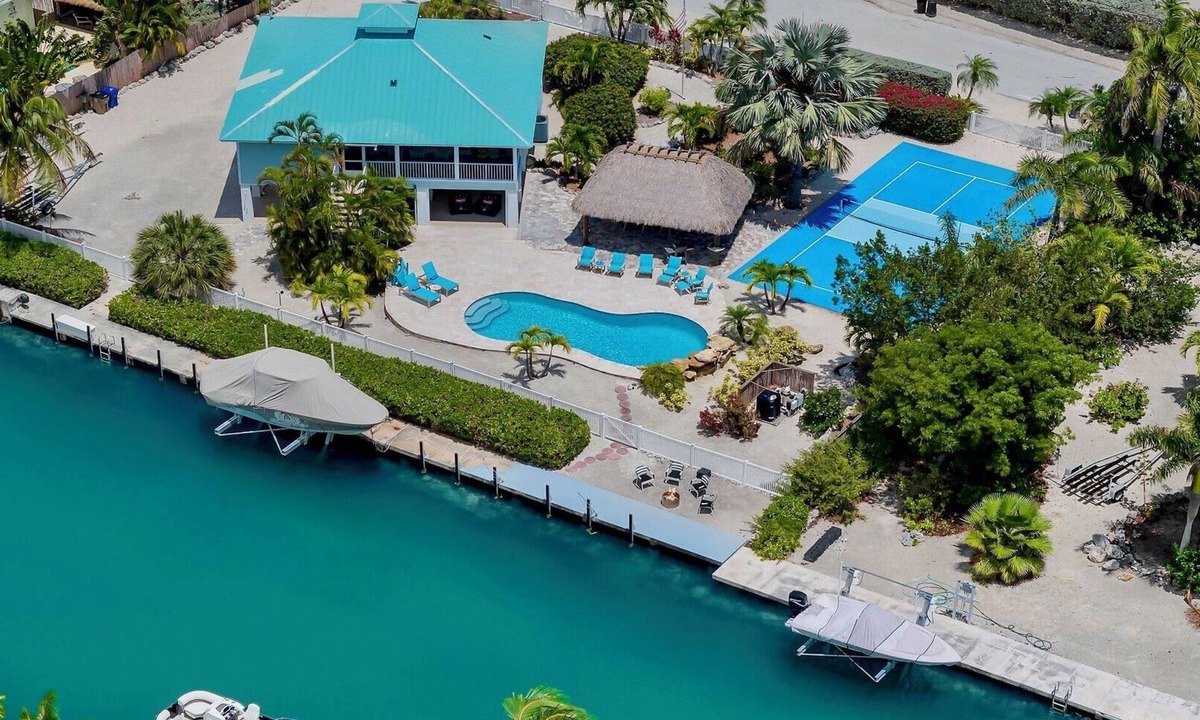 Sugarloaf Shores House | *THE COMMODORE’S REFUGE @ SUGARLOAF KEY* Pool & Pickleball + LAST KEY SERVICES