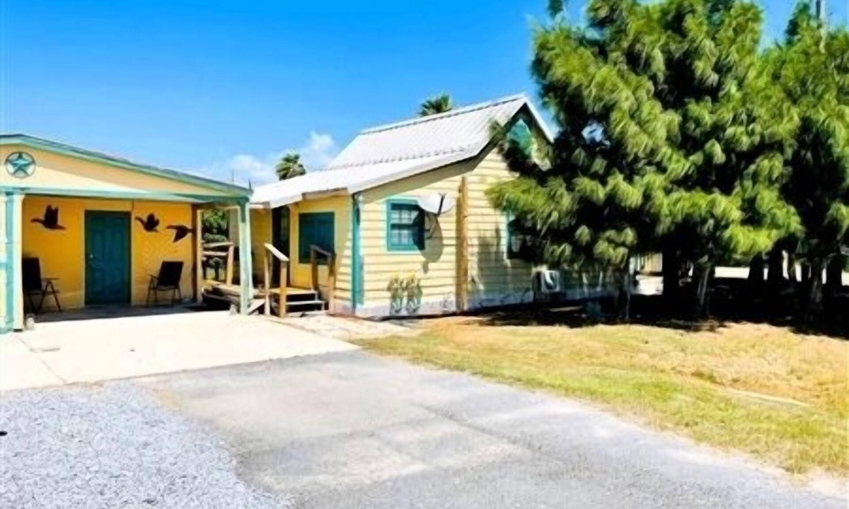 Port Mansfield Cottage | The Cozy Cottage. 2 Beds, Sleeps 4.