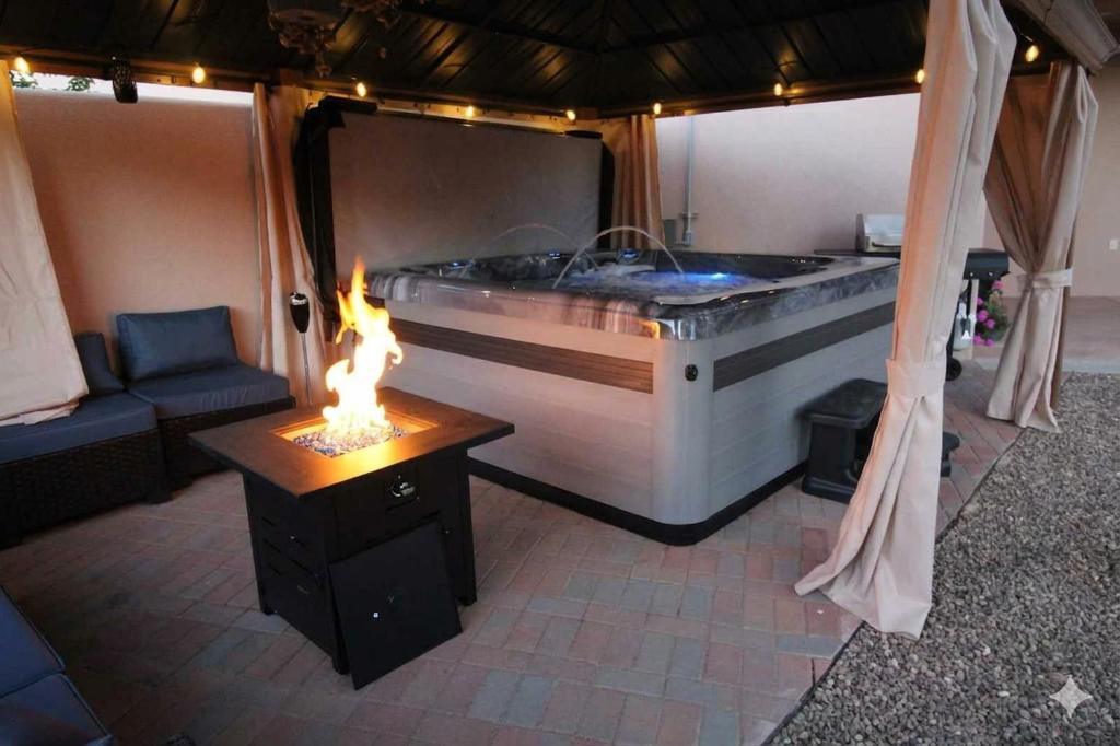 Farmington Villa | The Desert Retreat 9 Beds, Hot Tub Pool table