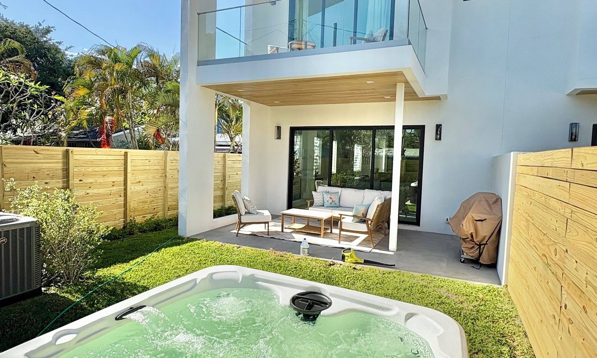 Tarpon River House | The Down-Town-Home - Spacious 3 bed plus office - Walk to Everything!