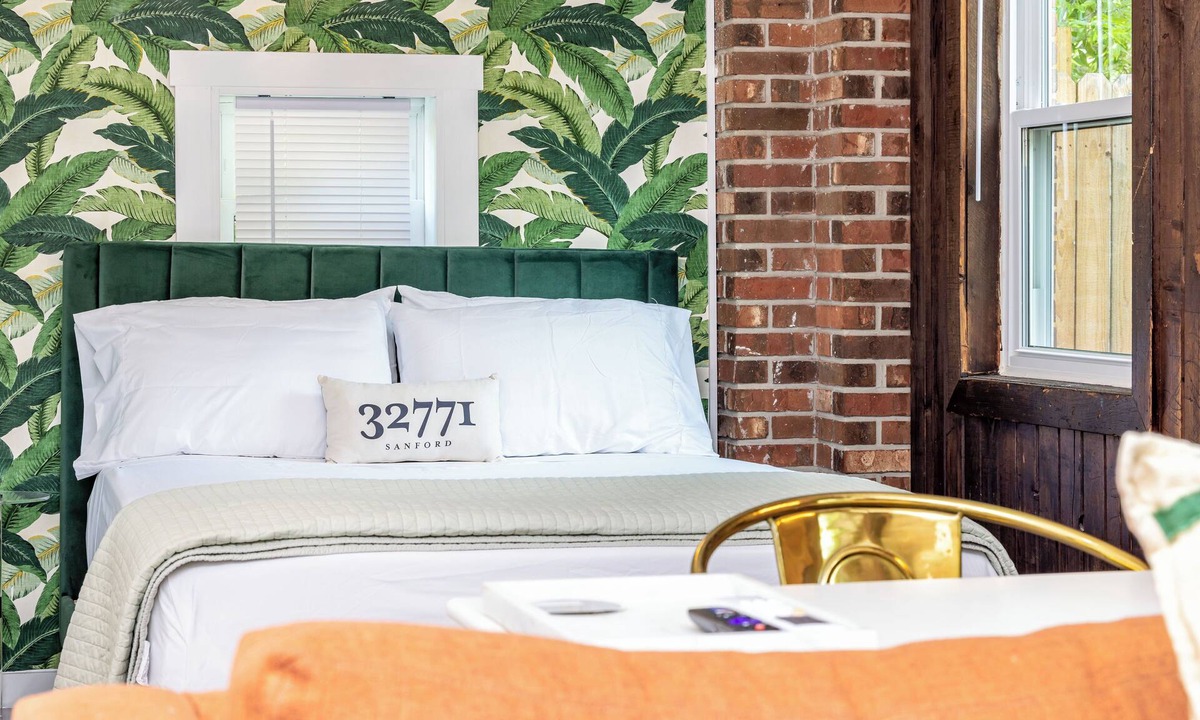 Sanford Apartment | The Florida Room Studio Near HCA Hospital · Full Kitchen · Pet Friendly