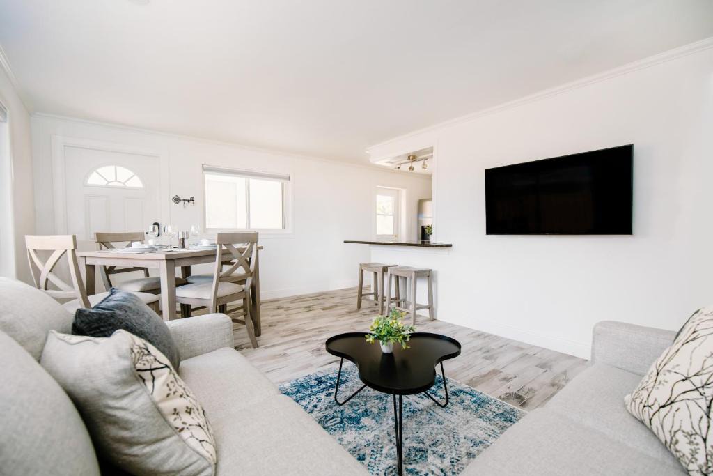 Naples Park Apartment | The Gem! Walk or Bike to the Beach, Quality & Comfort
