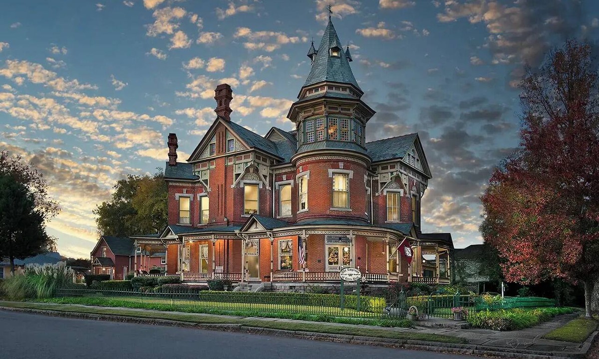 East of Broadway Bed & Breakfast | The Grand Empress Suite | Two Bedrooms & Two Baths in Arkansas's Only Michelin Key Hotel