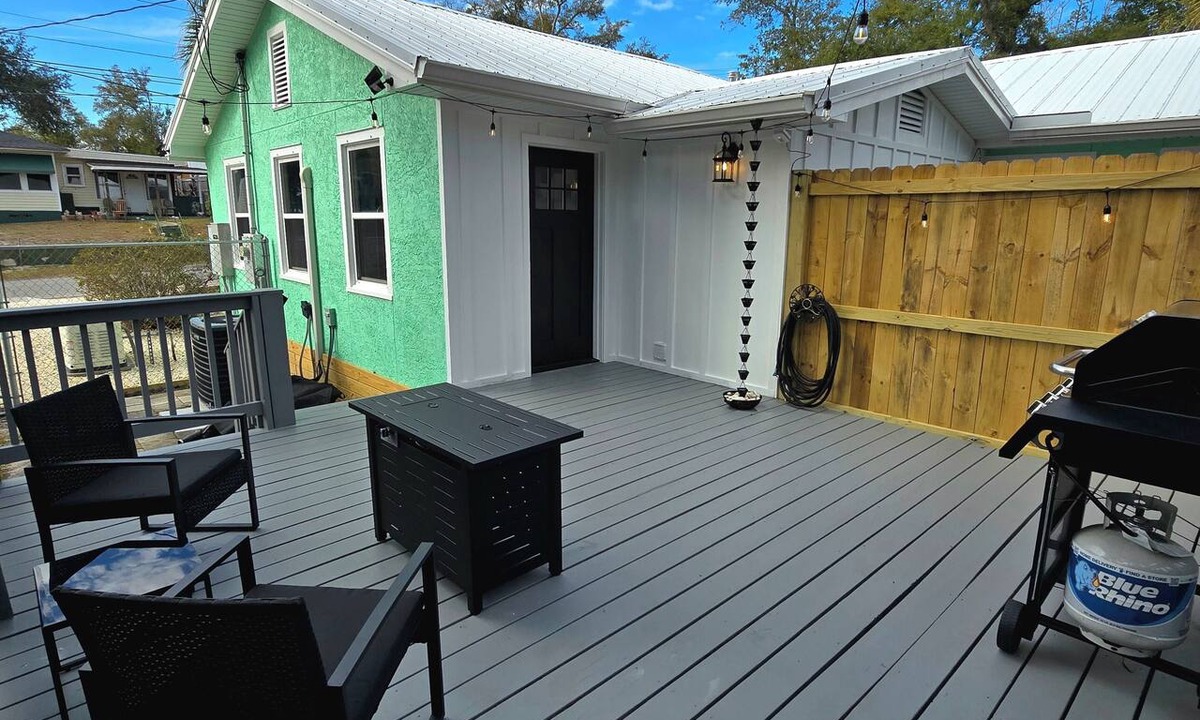 Bunkers Cove Apartment | The Hamilton Studio! close to Downtown & Dinning, Fast WIFI, HBO Max Included